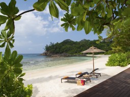 Zeit für eine Auszeit - Gönnen Sie sich einen erfrischenden Drink am Strand